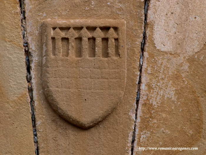 ESCUDO DE LOS MUR EN LA DOVELA-CLAVE DE LA PUERTA ACTUAL